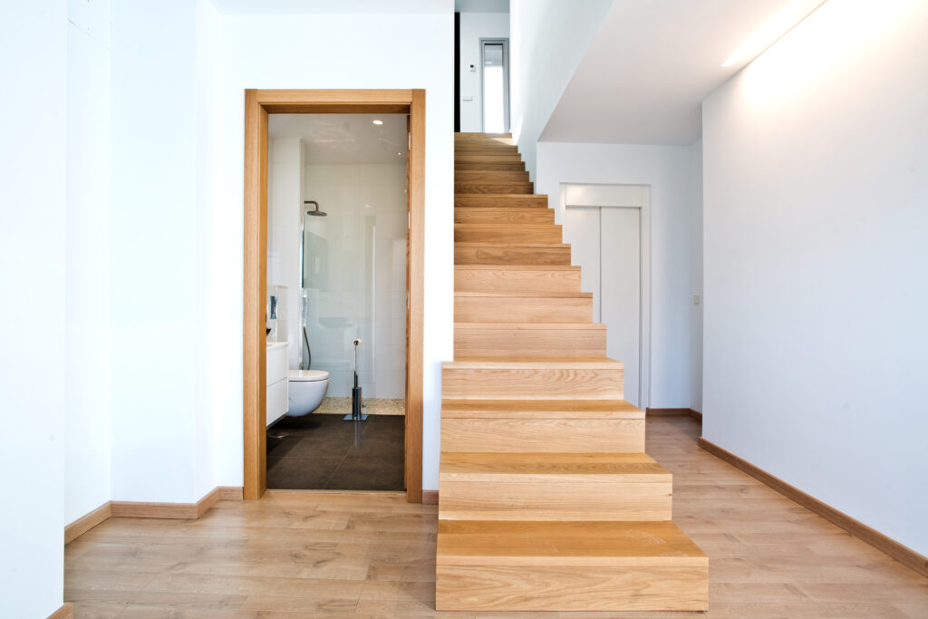 Escaleras de la casa moderna