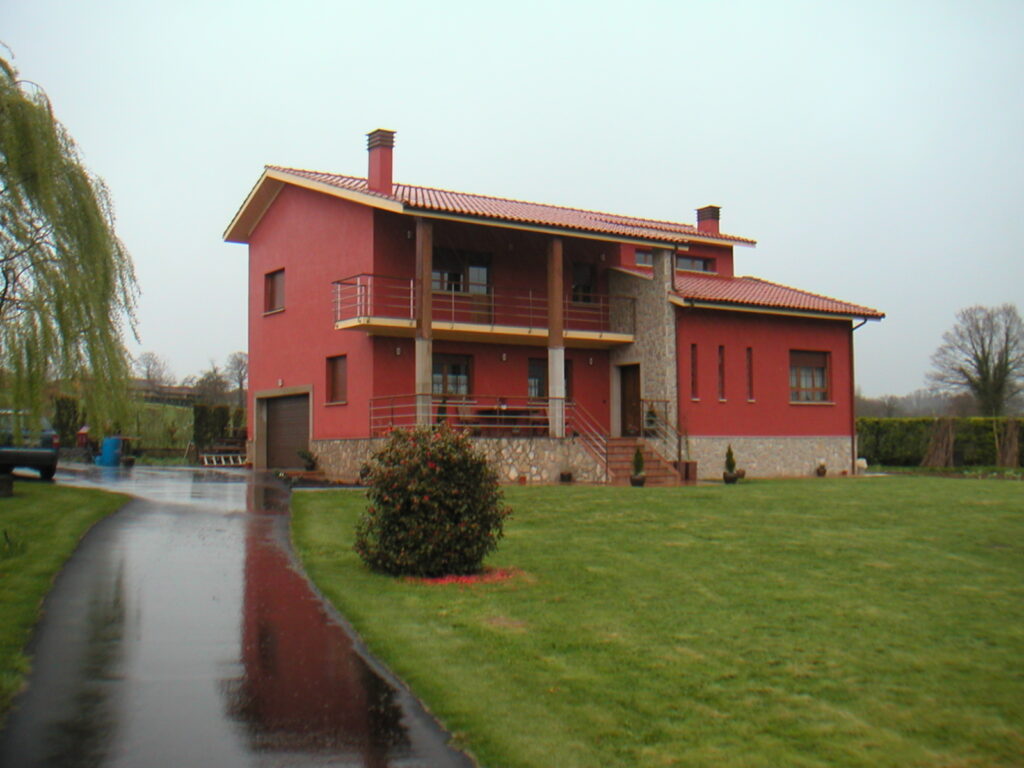 Casa grande roja con amplio jardín