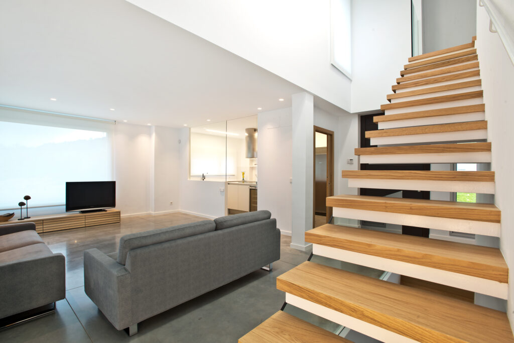 Escaleras para subir a la segunda planta casa moderna