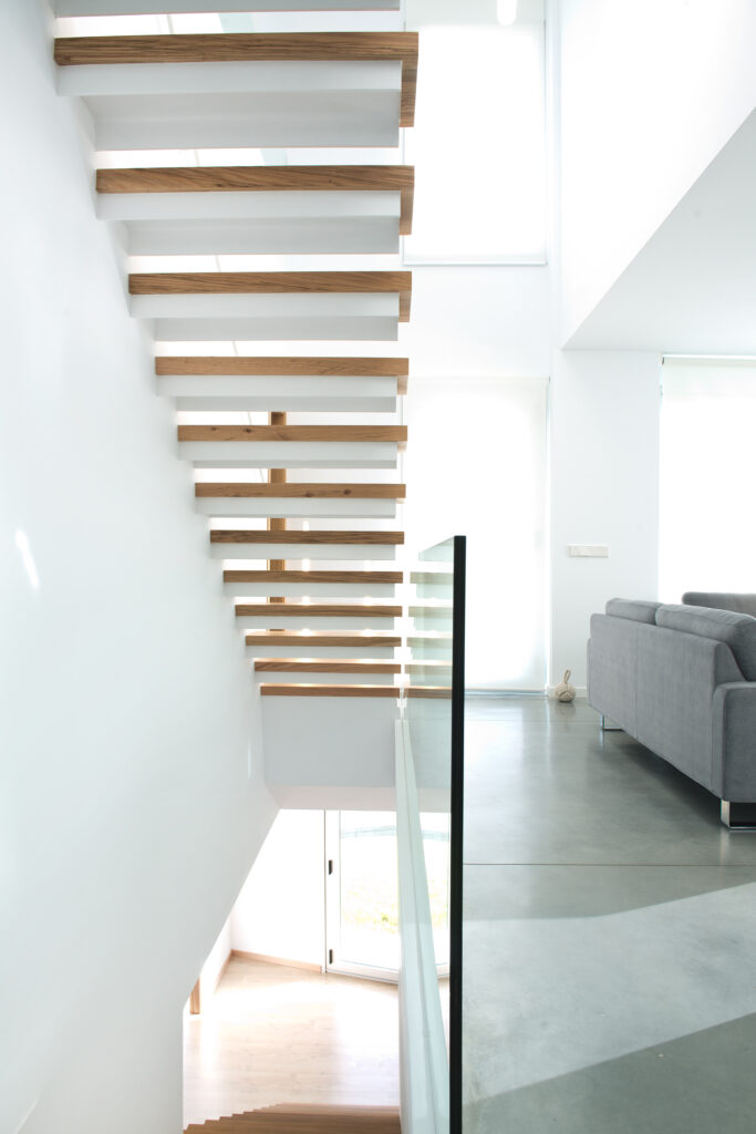 Escaleras de la casa moderna tanto para subir como para bajar